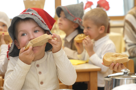 Tradicionalni slovenski zajtrk  vrtec Cerknica 24 Foto Ljubo Vukelič